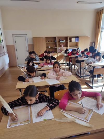 Състезание по краснопис. Препис на „История славянобългарска“ върху папирос - участвали 23 ученици. 2